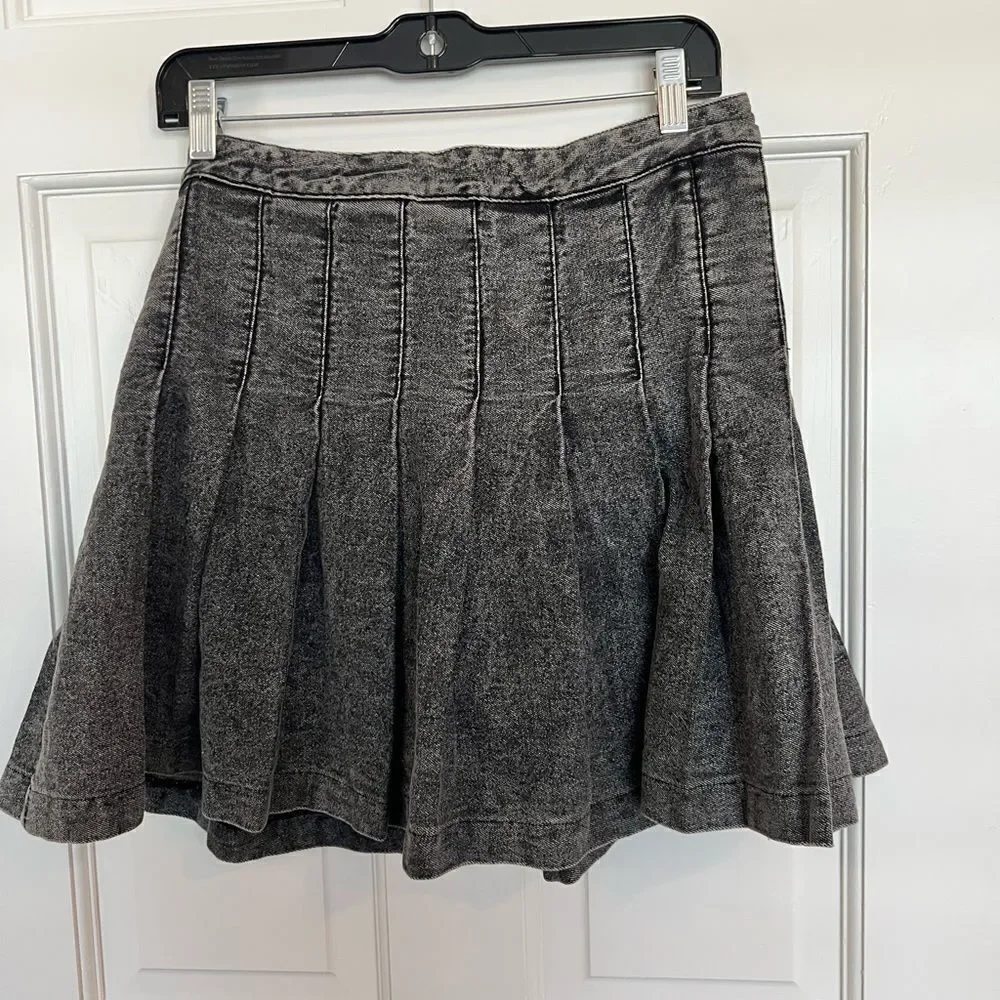 Signature 8 pleated skirt in acid wash black